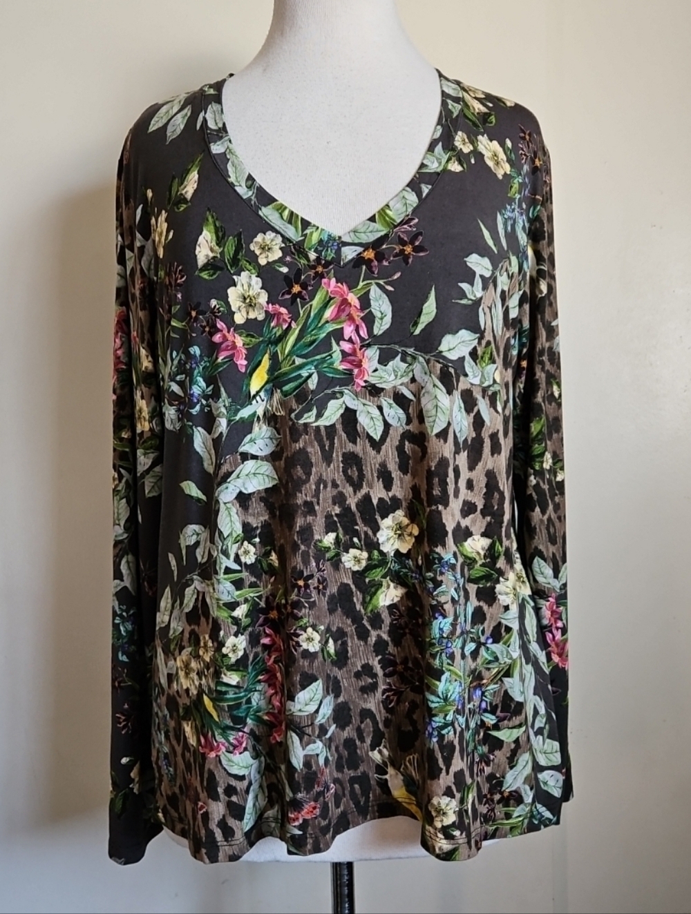 Johnny Was Ash Bird Floral & Leopard Print V-Neck Long Sleeve Top Tee Sz Medium - Picture 3 of 14